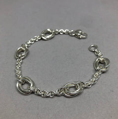 Lisa Ridout | Oval Love Knot Mini Bracelet